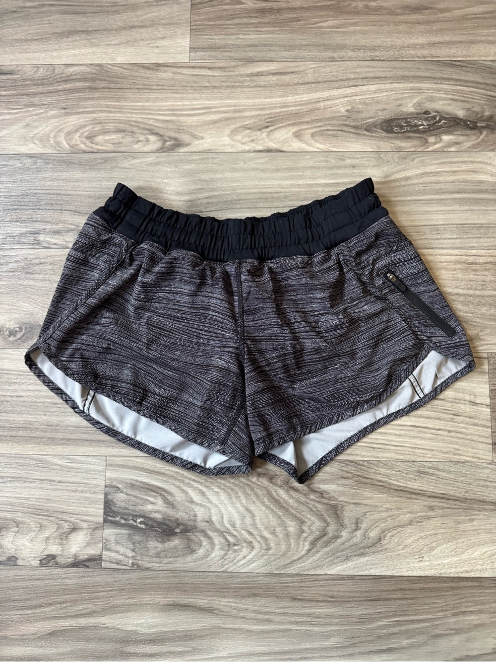 Lululemon Tracker Short IV 4-Way Stretch in Bit Point Ice Grey Black Size 6